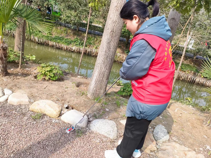 “学习雷锋精神,共筑绿色长城”雷锋月志愿活动 “学习雷锋精神,共筑绿色长城”雷锋月志愿活动